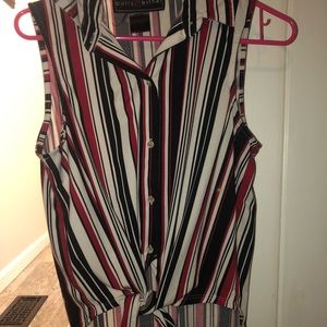 Sleeveless blouse with tied bottom.